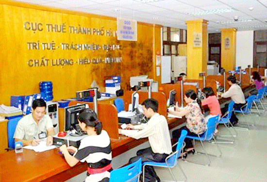 Tax payers at the General Department of Taxation in Hanoi (Photo: SGGP)